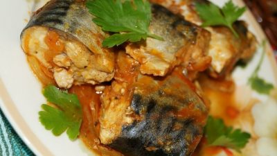 Скумбрия с овощами и сыром в духовке