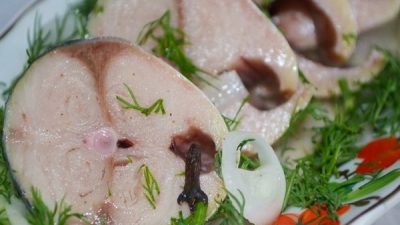 Скумбрия с пряностями в яблочном уксусе