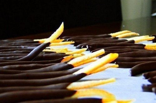 Сладкие апельсиновые палочки в шоколаде