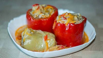 Сладкие перцы, фаршированные мясом, овощами и рисом