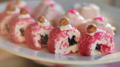 Сладкие творожные роллы с черносливом