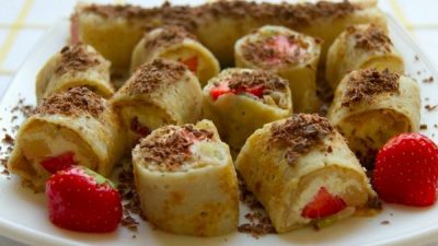 Сладкие творожные роллы с фруктами