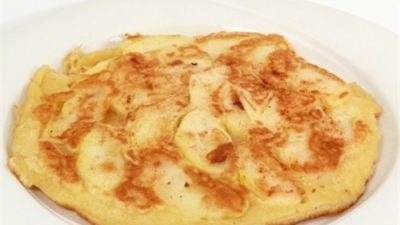 Сладкий омлет с яблоками в глазури