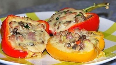 Сладкий перец с шампиньонами и ветчиной
