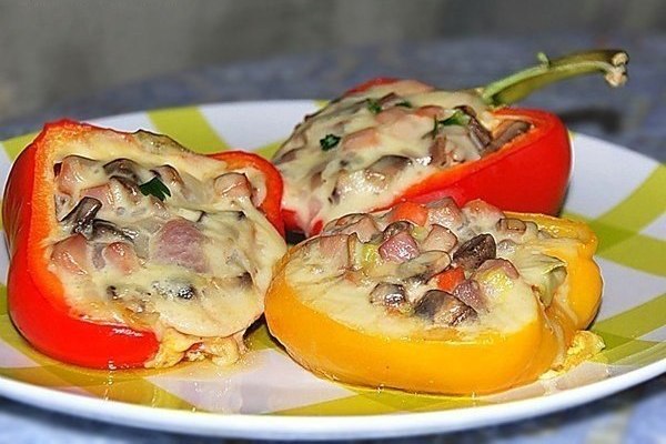 Перец, фаршированный грибами, в духовке
