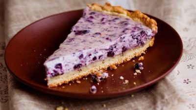 Сладкий пирог с творогом и черникой