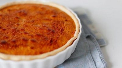 Сладкий пирог с яблоками и вареной сгущенкой
