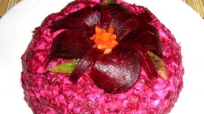 Сладкий свекольный салат с изюмом, творогом и орехами