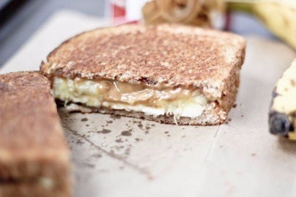 Сливочно-банановый бутерброд с сыром