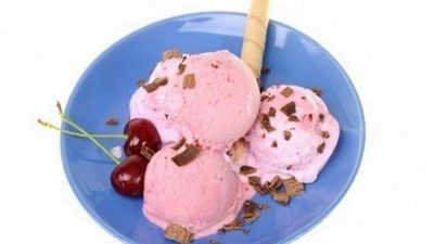 Сливочное мороженое с вишней и шоколадом