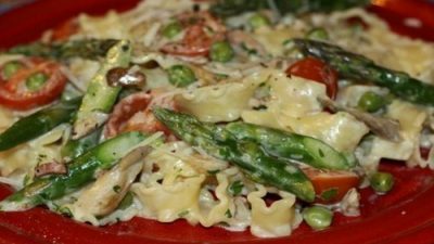 Сливочные мафальдине с вешенками, спаржей и ветчиной