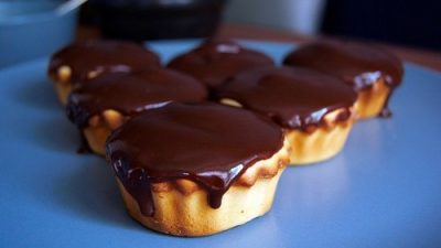 Сливочные пирожные в шоколаде