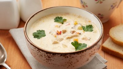 Сливочный суп с курицей, овощами и сухариками