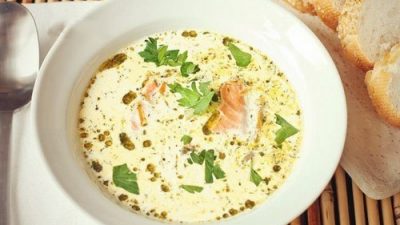 Сливочный суп с лососем и зеленью