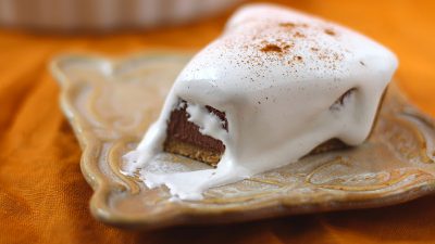 Сливочный тарт с шоколадной начинкой и белковым кремом