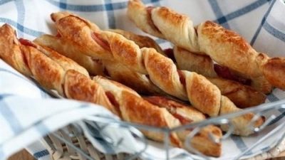 Слоеные дрожжевые палочки с ветчиной