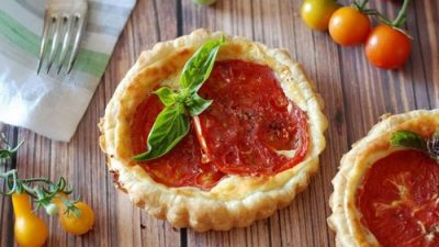 Слоеные корзиночки с томатами и рикоттой