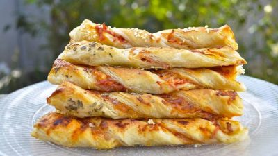 Слоеные палочки с сосисками, сыром и кунжутом