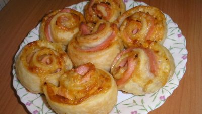 Слоеные рулеты с сыром и колбасой