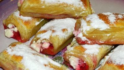 Слоеные трубочки с малиной и сметаной