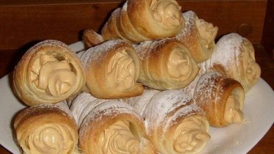 Слоеные трубочки с вареным сгущенным молоком