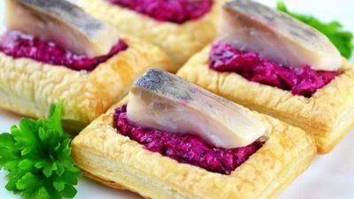 Слоеные волованы со свеклой и сельдью