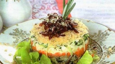 Слоеный картофельный салат со шпротами и маслинами