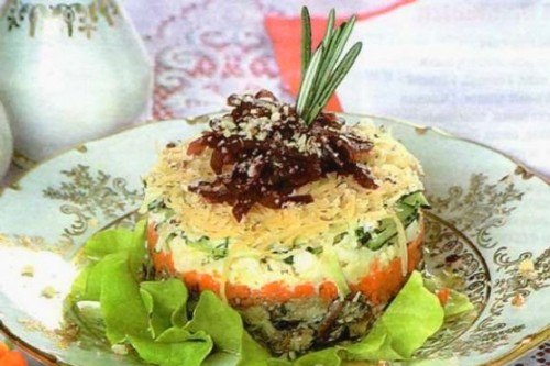 Слоеный картофельный салат со шпротами и маслинами