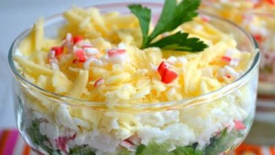 Слоеный крабовый салат с рисом