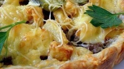 Слоеный пирог с мясным фаршем и картофелем