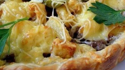 Слоеный пирог с сыром, фаршем и картофелем.
