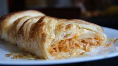 Слоеный пирог с тушеной капустой в духовке