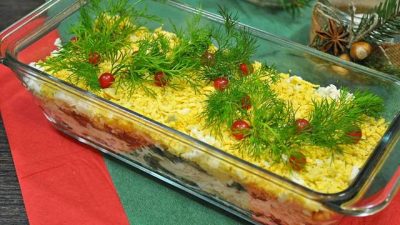 Слоеный праздничный салат с курицей, сыром и грибами