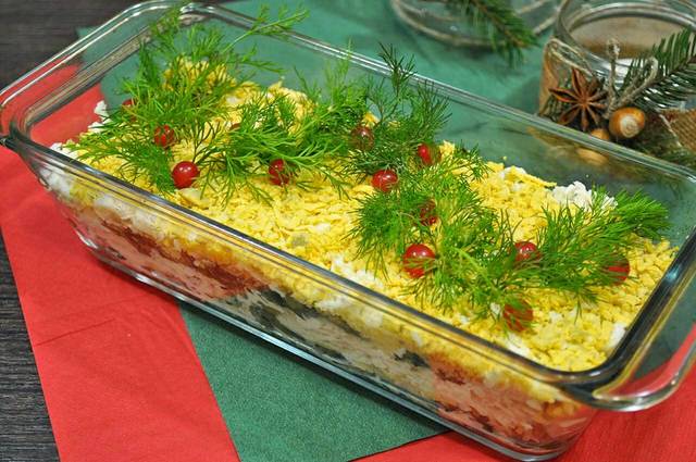 Слоеный праздничный салат с курицей, сыром и грибами