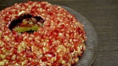 Слоеный салат «Гранатовый браслет» с корейской морковью