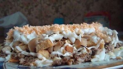 Слоеный салат из грибов со шпротами
