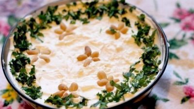 Слоеный салат из свеклы, сыра и грецких орехов