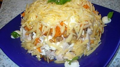 Слоеный салат «Курочка под шубой» с грибами
