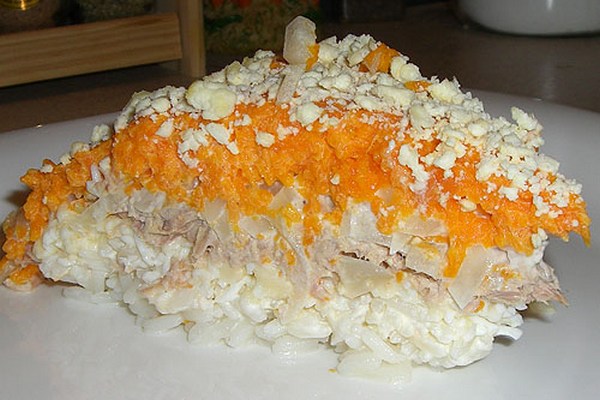 Приготовление рыбного салата из консервов с рисом