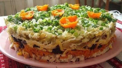 Слоеный салат «Ночка» с черносливом