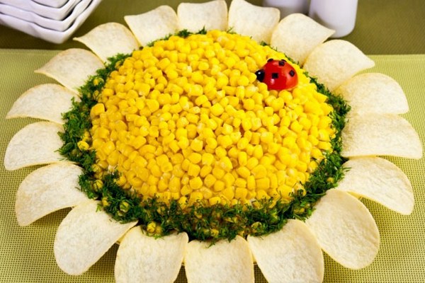 Слоеный салат «Подсолнух» с кукурузой и чипсами