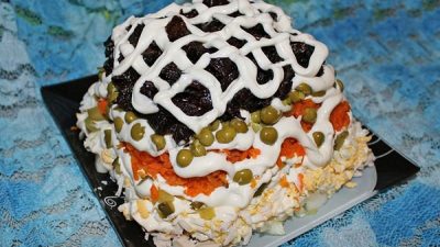 Слоеный салат «Прага» с курицей и черносливом