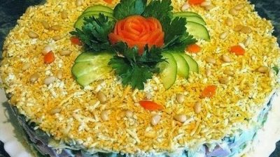Слоеный салат с авокадо, ветчиной и огурцом