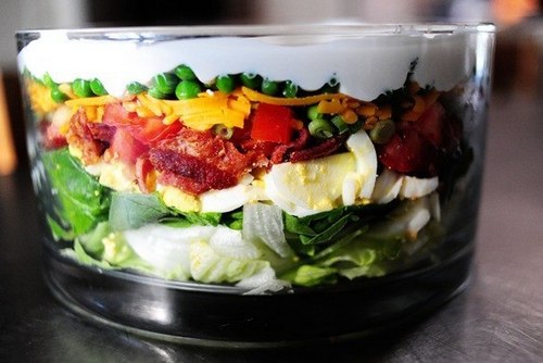 Слоеный салат с беконом, яйцами и зеленью