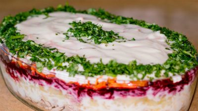 Слоеный салат с говядиной, яблоком и корейской морковью