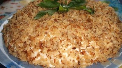 Слоеный салат  с колбасой, картофелем, морковью и огурцами