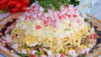Слоеный салат с крабовыми палочками и грибами