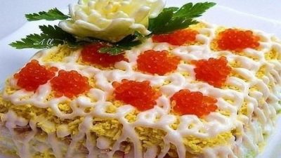 Слоеный салат с креветками и картофелем