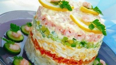 Слоеный салат с креветками и свежим огурцом