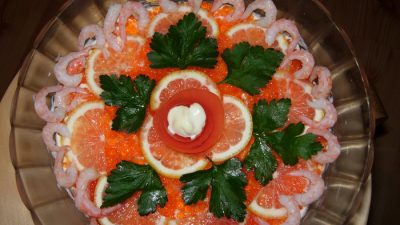 Слоеный салат с креветками под красной икрой